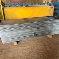 Pile de tôles aluminium laquées prêtes à livrer