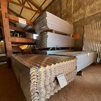 Zone de stockage de l’atelier ALUSCAN, charpente bois et tôles aluminium