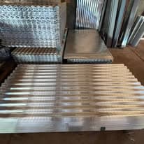 Détail tôles aluminium et faîtières prêtes au chargement