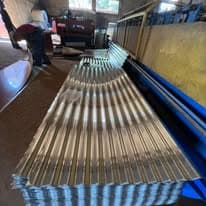 Tôles aluminium ondulées en sortie de chaîne de production ALUSCAN